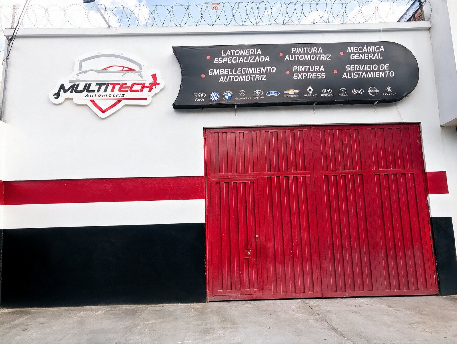 Fachada de día del taller Multitech Automotriz: latonería especializada, pintura automotriz y mecánica general