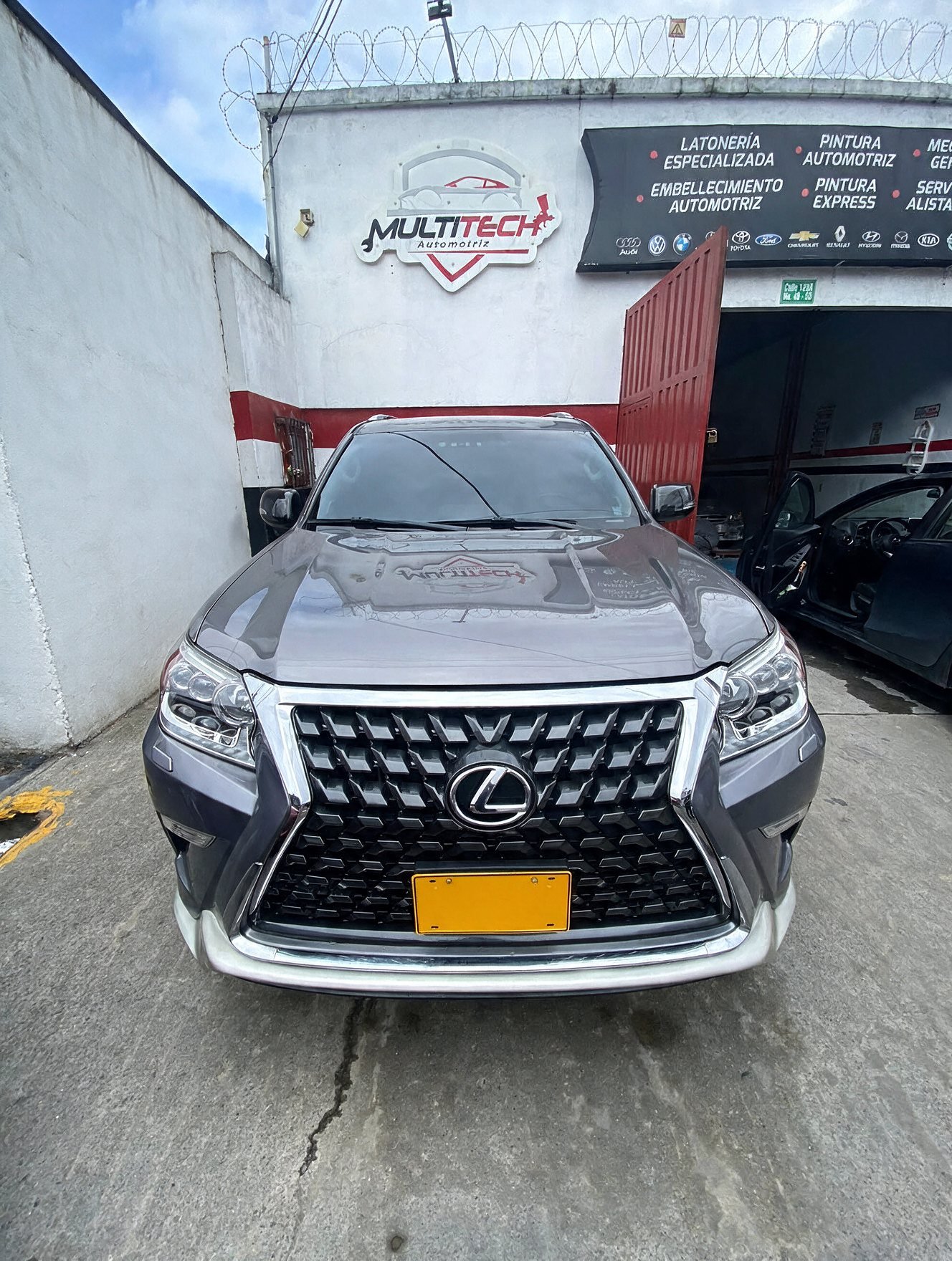 Camioneta Lexus GX entregada en la fachada del taller Multitech Automotriz en Prado Veraniego