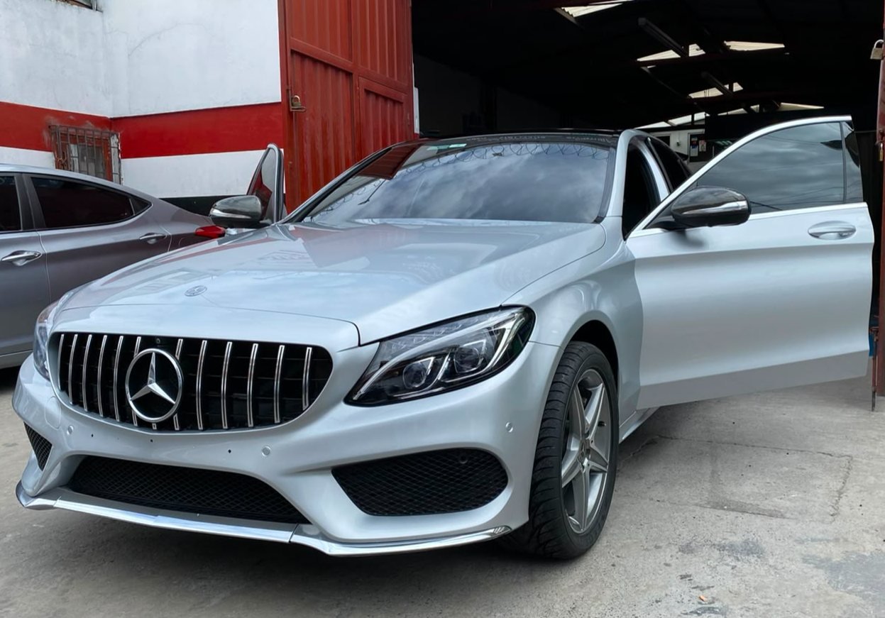 Mercedes-Benz Clase C con trabajo de latonería y pintura terminado en Multitech Automotriz