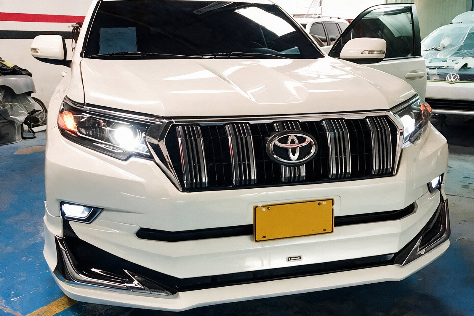 Toyota Prado blanca con pintura terminada tras trabajo de latonería en Multitech Automotriz, Bogotá