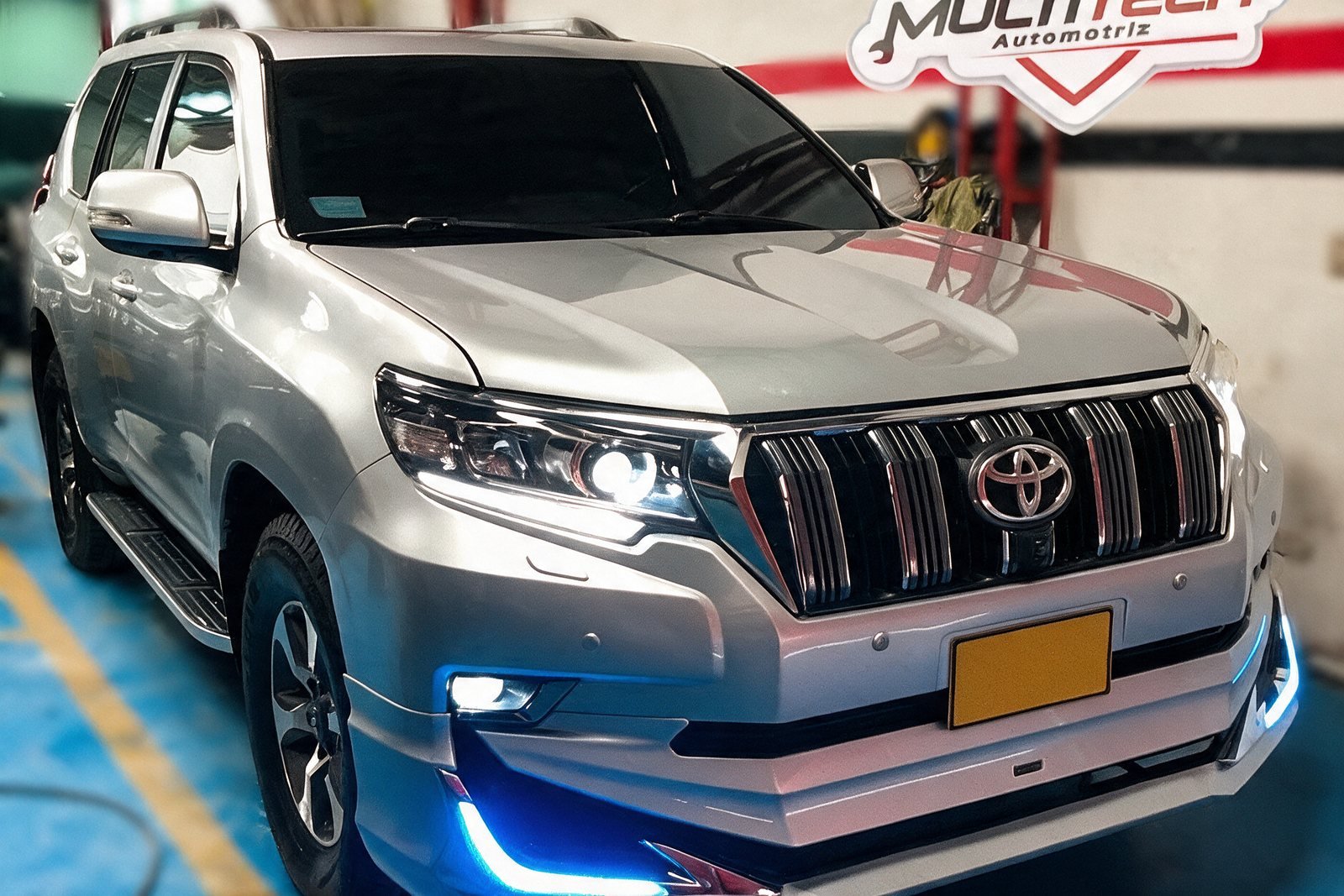 Toyota Prado gris plata dentro del taller de latonería y pintura Multitech Automotriz