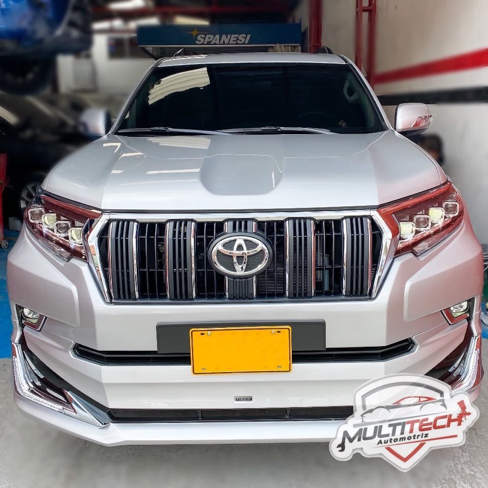 Toyota Prado blanca frente al banco de enderezado Spanesi en Multitech Automotriz