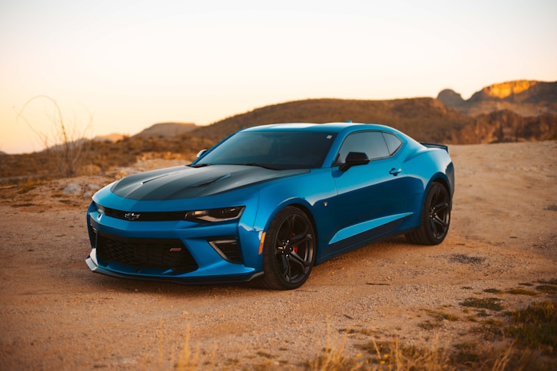 Automóvil en pista al atardecer